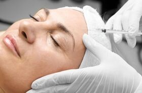 tropokolagen, zastrzyki z tropokolagenu, czy tropokolagen działa, kobieta w średnim wieku poddawana iniekcji tropokolagenem