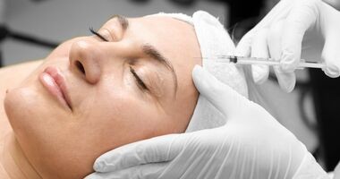 tropokolagen, zastrzyki z tropokolagenu, czy tropokolagen działa, kobieta w średnim wieku poddawana iniekcji tropokolagenem