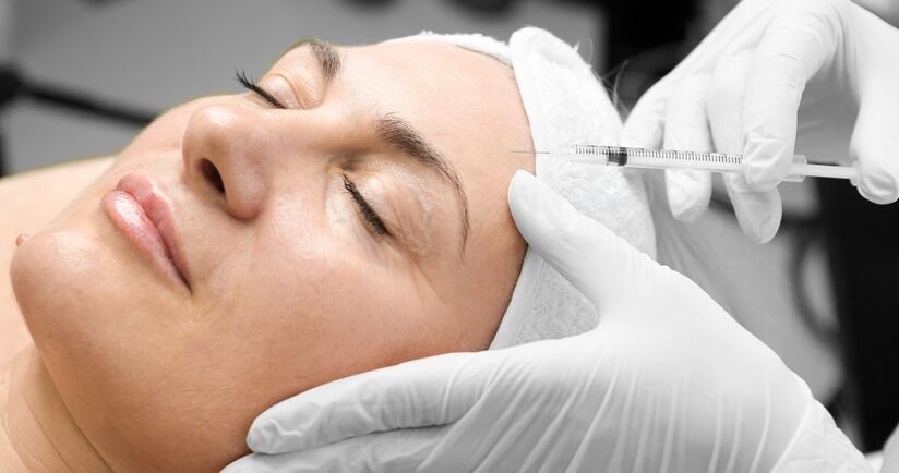 tropokolagen, zastrzyki z tropokolagenu, czy tropokolagen działa, kobieta w średnim wieku poddawana iniekcji tropokolagenem