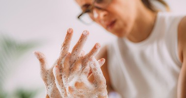 Kobieta kompulsyjnie myje dłonie