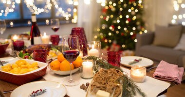 Świąteczny obiad - jedzenie i napoje na stole w domu
