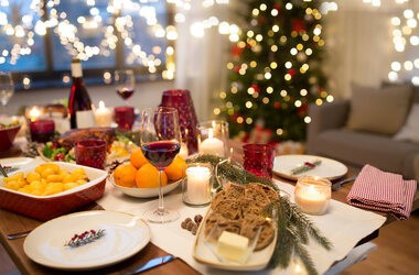 Świąteczny obiad - jedzenie i napoje na stole w domu