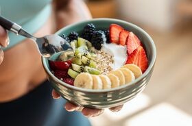dieta na obniżenie kortyzolu, owsianka z owocami, produkty na obniżenie kortyzolu