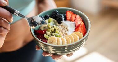 dieta na obniżenie kortyzolu, owsianka z owocami, produkty na obniżenie kortyzolu