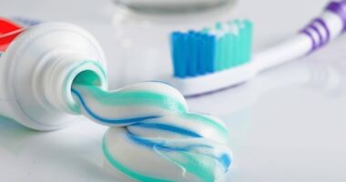 Pasta i szczoteczka do zębów. Czy fluor jest bezpieczny? Czy fluor jest szkodliwy?