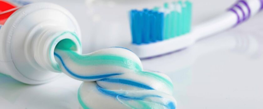 Pasta i szczoteczka do zębów. Czy fluor jest bezpieczny? Czy fluor jest szkodliwy?