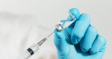 Z jakich powodów w kilkunastu krajach wstrzymano szczepienia preparatem AstraZeneca? Czy prowadzi do powstawania zakrzepów?