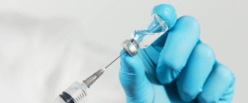 Z jakich powodów w kilkunastu krajach wstrzymano szczepienia preparatem AstraZeneca? Czy prowadzi do powstawania zakrzepów?