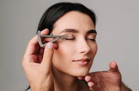 opadająca powieka, opadanie powiek, ćwiczenia na opadającą powiekę, pomiar opadającej powieki