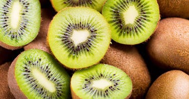Przekrojone owoce kiwi