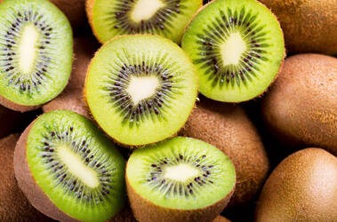 Przekrojone owoce kiwi