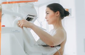 Mammografia - młoda kobieta podczas badania
