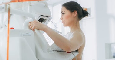 Mammografia - młoda kobieta podczas badania