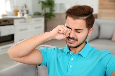 Swędzenie oczu – jakie są najczęstsze przyczyny świądu oczu i powiek?