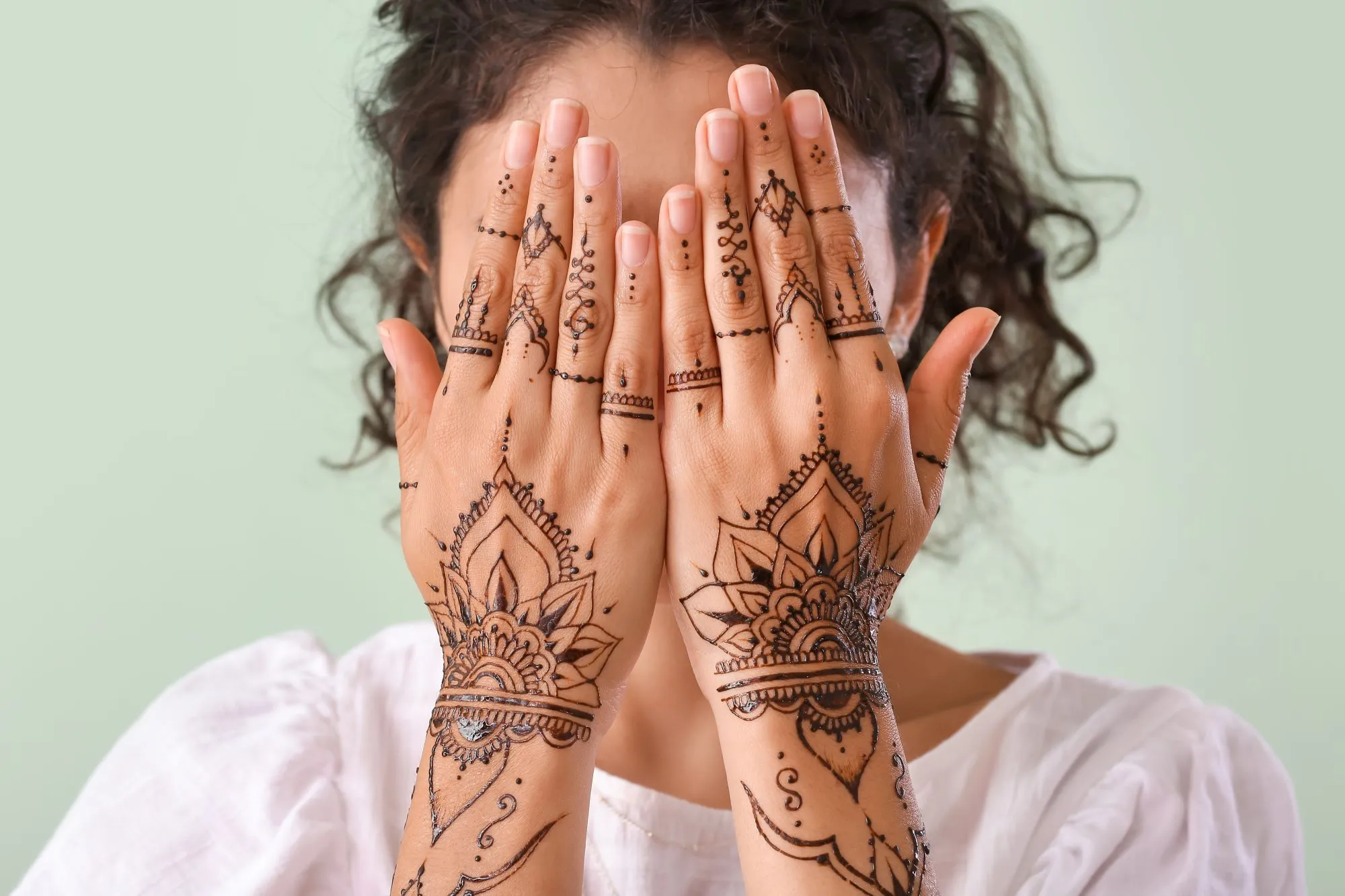 tatuaż na dłoniach z henny