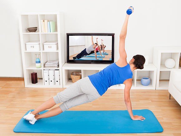 Ćwiczenie jogi w domu przed telewizorem