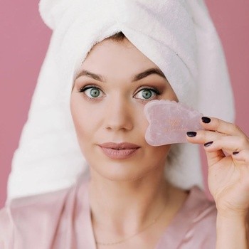 Crystallove, płytka 3D do masażu twarzy gua sha z kwarcu różowego, 1 szt.