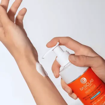 BasicLab Protecticus, lekka emulsja ochronna do ciała SPF50+ PA+++, wodoodporna, 300 ml