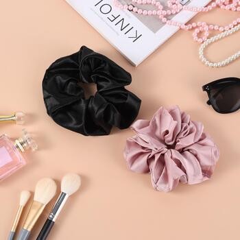 Sister Young Lilu, satynowa gumka do włosów scrunchie, pink, 1 szt.