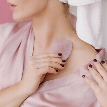 Crystallove, płytka 3D do masażu twarzy gua sha z kwarcu różowego, 1 szt.