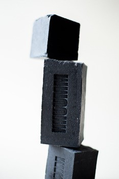 Hhuumm Naturalne mydło z węglem aktywnym ONYX, 110 g