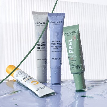 Zestaw Madara Botanic Activist, serum przeciwzmarszczkowe, 15 ml + serum naturalne, 15 ml + maska peelingująca, 17 ml + krem z witaminą C, 15 ml