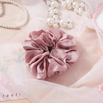 Sister Young Lilu, satynowa gumka do włosów scrunchie, pink, 1 szt.