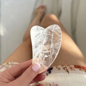 Crystallove, płytka do masażu twarzy gua sha z kryształem górskim, 1 szt.