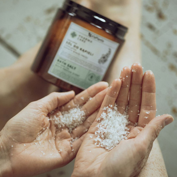 Vis Plantis Pharma Care, naturalna sól do kąpieli z białą glinką, zapach frezji, 800 g