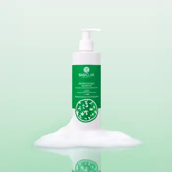 BasicLab Trichologis, seboregulujący szampon do tłustej i wrażliwej skóry głowy, 300 ml