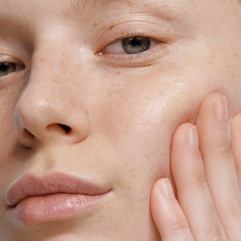 Zestaw Madara Botanic Activist, serum przeciwzmarszczkowe, 15 ml + serum naturalne, 15 ml + maska peelingująca, 17 ml + krem z witaminą C, 15 ml