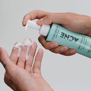 Madara Acne Sebum Control Clear Skin Wash, żel oczyszczający do skóry tłustej i problematycznej, 140 ml