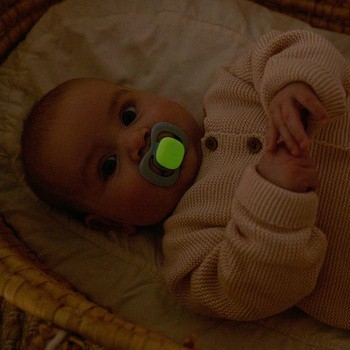 B.box, symetryczny smoczek silikonowy 0-6 m., Glow in the Dark, Sky + Sage, 2 szt.