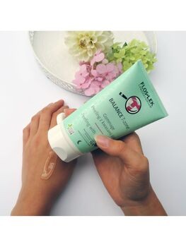 Flos-Lek Laboratorium, Balance T-zone, gommage peeling z kwasami AHA, 125 g