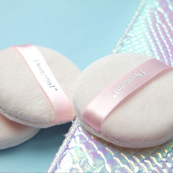 Donegal, puszek do pudru z tasiemką, różowy, 1 szt.