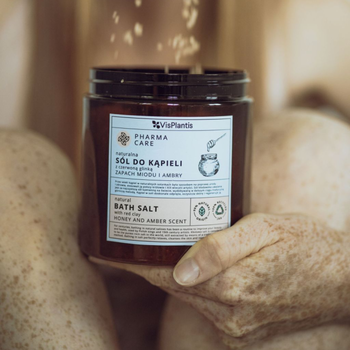 Vis Plantis Pharma Care, naturalna sól do kąpieli z czerwoną glinką, zapach miód i ambra, 800 g