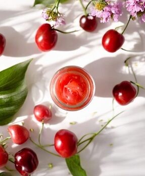 Boska Pszczoła Cherry Kisses, balsam do ust z kwiatami koniczyny, 15 ml