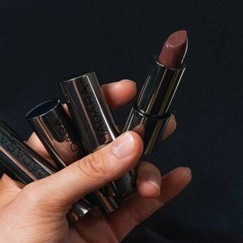 Madara Satin Shine Lipstick, pomadka do ust w sztyfcie, Dominance 504, 3,8 g