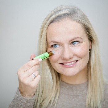 Make Me Bio Cucumber Freshness, rozświetlające serum pod oczy (roller), 10 ml