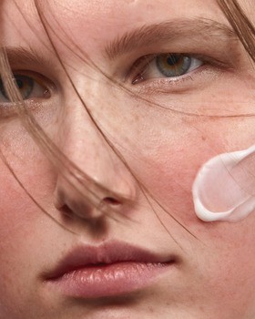 Madara SOS Care 4-Step Skin Routine, zestaw łagodzących kosmetyków, odcień Medium, 1 szt.