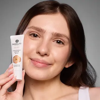 BasicLab Beauties, nawilżający krem,BB SPF15, Honey, 33 ml