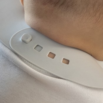 BabyOno, miękki śliniak z kieszonką i regulowanym zapięciem, niebieski, 6 m+, 1 szt.