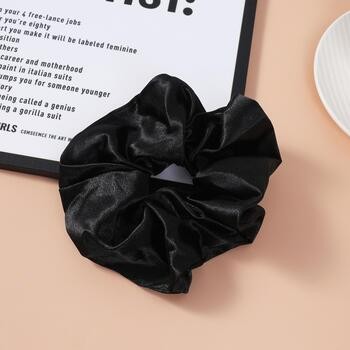 Sister Young Lilu, satynowa gumka do włosów scrunchie, black, 1 szt.