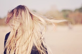 Farmona Jantar, szampon nawilżający z esencją bursztynową do włosów suchych i łamliwych, 300 ml