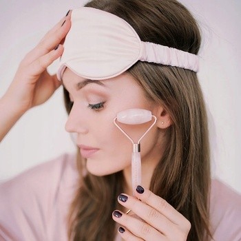 Zestaw Crystallove Rose Quartz, roller do twarzy + płytka gua sha + buteleczka roll-on, 1 szt.
