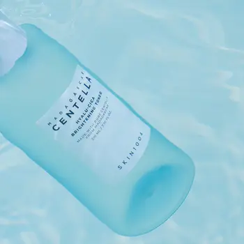 Skin1004 Hyalu-Cica Brightening Toner, łagodnie złuszczający tonik nawilżający, 210 ml