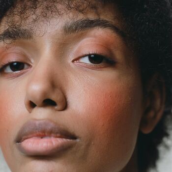 Madara Mineral Cheek Blusher, róż do policzków, Fierce Flame 1, 6 g