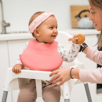 BabyOno, miękki śliniak z kieszonką i regulowanym zapięciem, różowy, 6 m+, 1 szt.